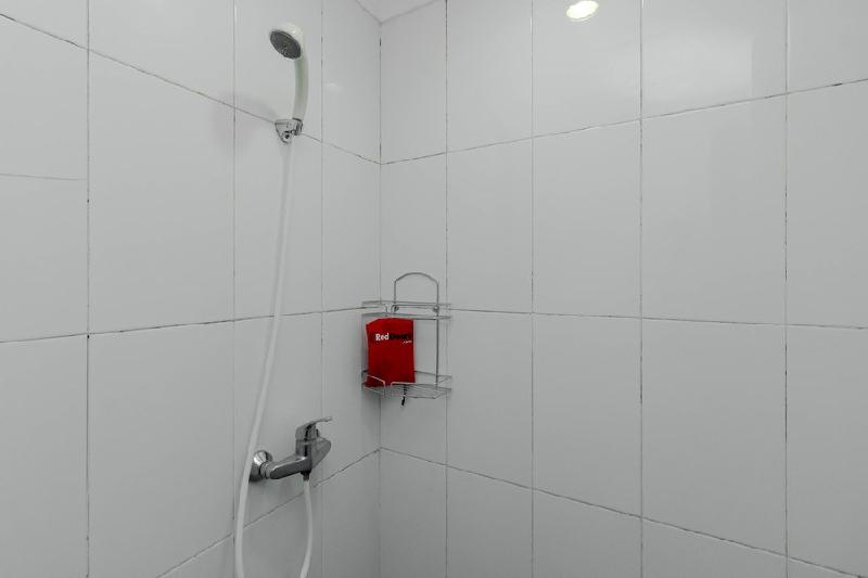 RedDoorz Plus @ Pasar Baru - Oda