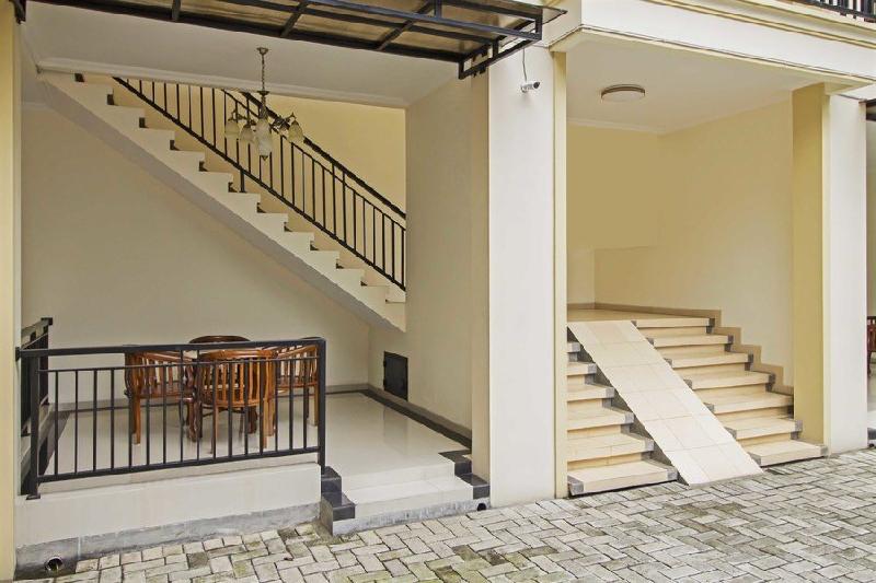 RedDoorz Syariah near Mercu Buana University - Genel