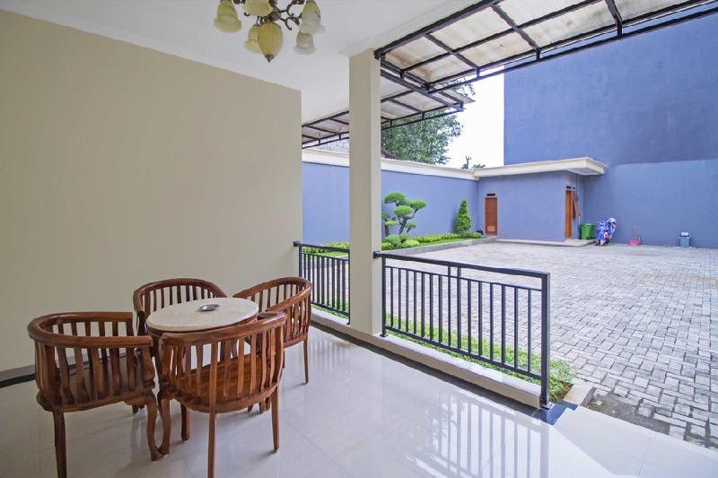RedDoorz Syariah near Mercu Buana University - Oda