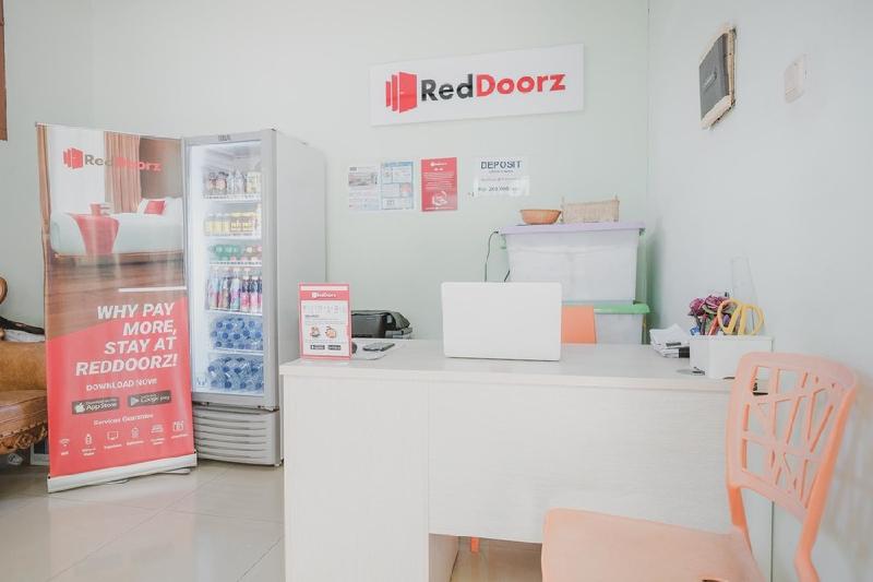 RedDoorz Plus @ Karet Pedurenan 3 - Lobi