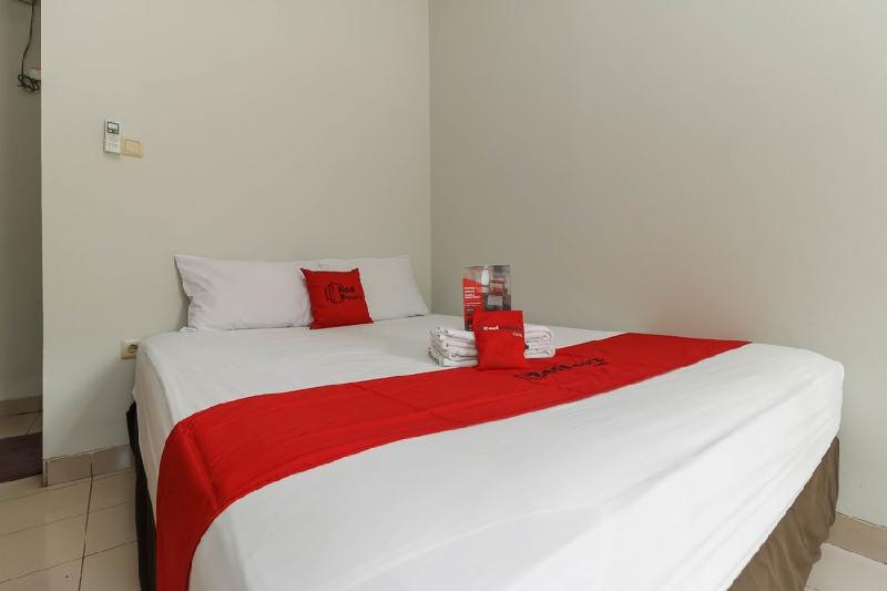 RedDoorz Plus @ Karet Pedurenan 3 - Oda