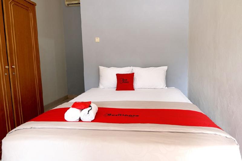 RedDoorz Plus @ Karet Pedurenan 3 - Oda