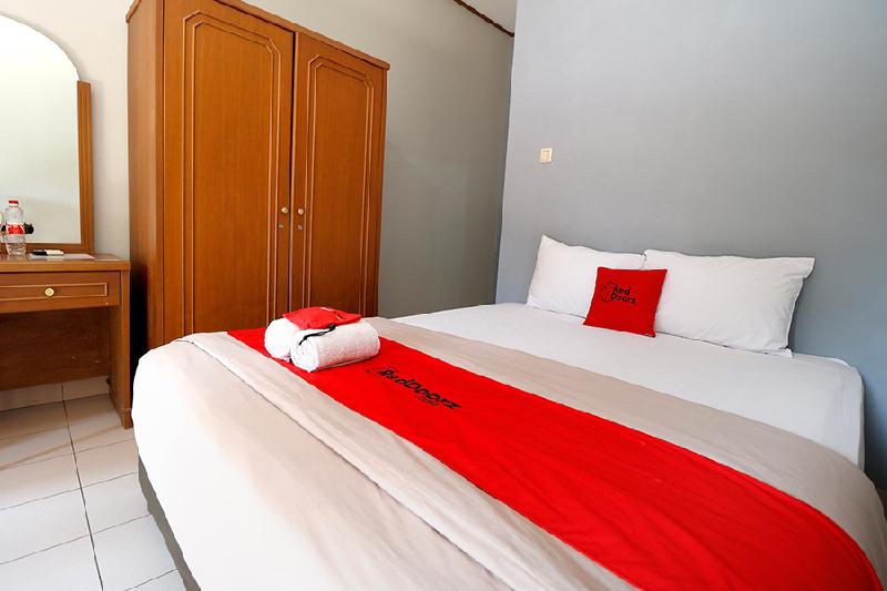 RedDoorz Plus @ Karet Pedurenan 3 - Oda