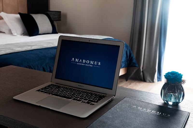 Amadomus Luxury Suites - Lobi