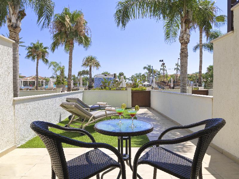 Olympic Lagoon Resort - Oda