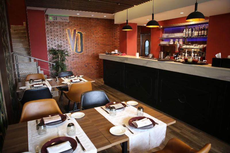 ADAM Hotel Suites - Restoran