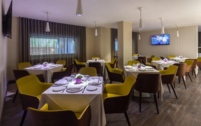 ADAM Hotel Suites - Restoran