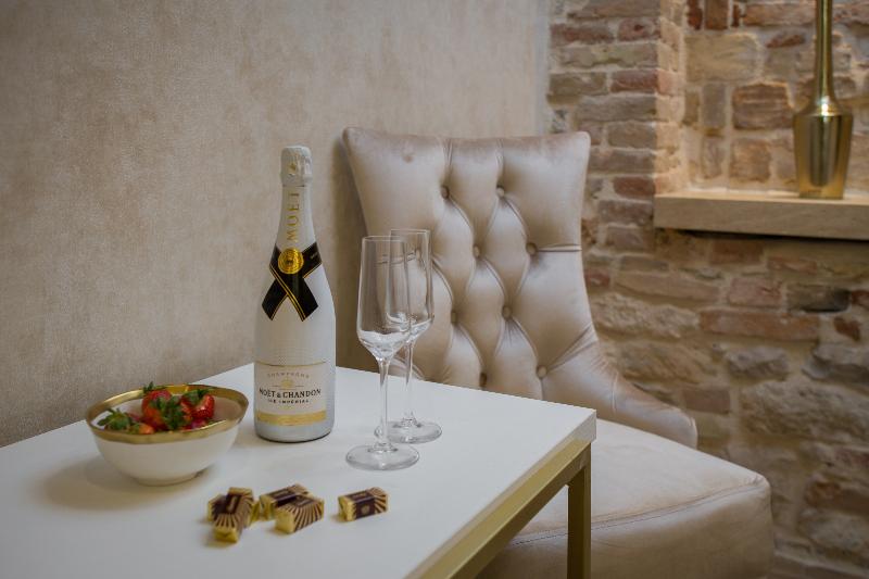 Le Premier Luxury Rooms - Oda