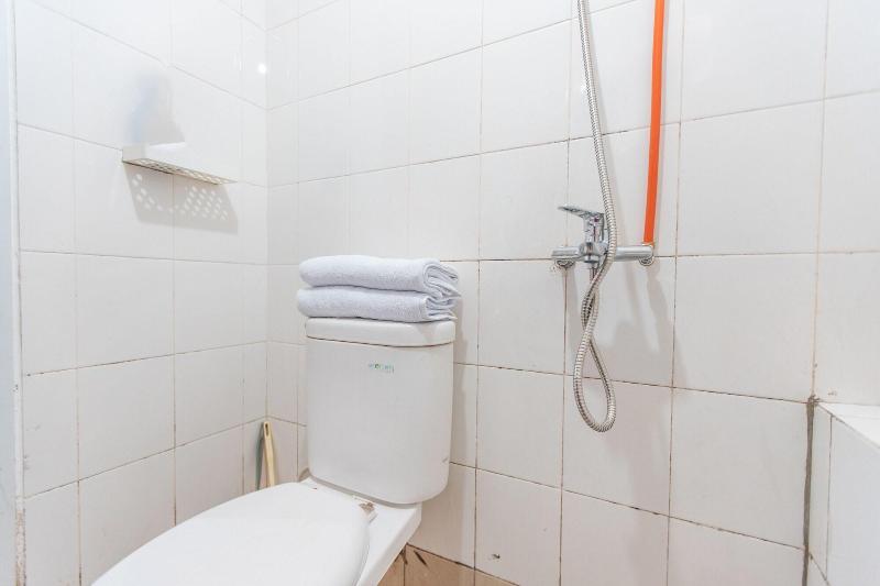 Oyo 129 Bassura City Apartment - Oda