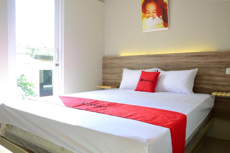 RedDoorz near Mangga Dua Square - Oda