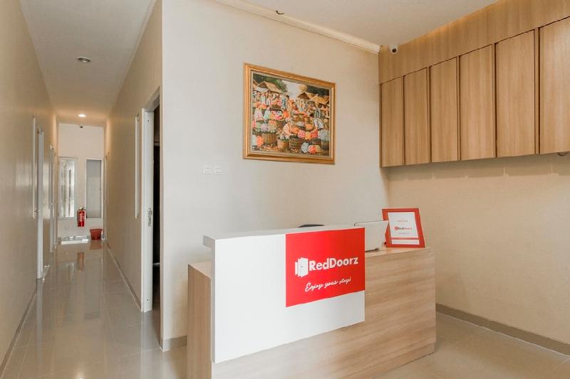 RedDoorz Near Soekarno Hatta Airport - Lobi