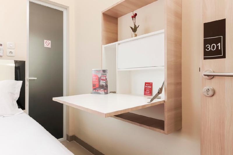 RedDoorz Near Soekarno Hatta Airport - Oda