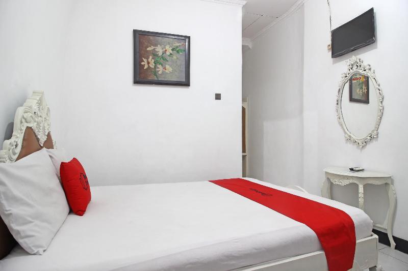 RedDoorz Plus @ Taman Siswa 3 - Oda
