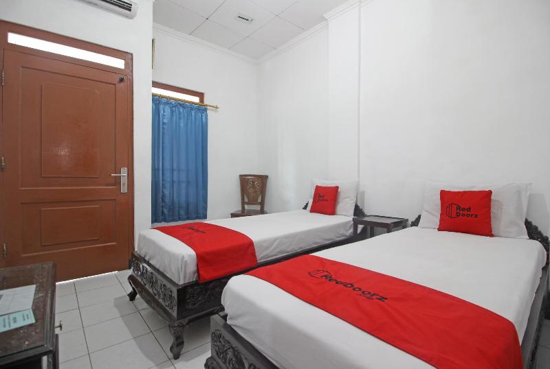 RedDoorz Plus @ Taman Siswa 3 - Oda