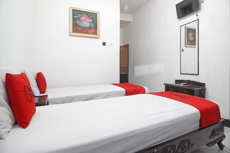 RedDoorz Plus @ Taman Siswa 3 - Oda