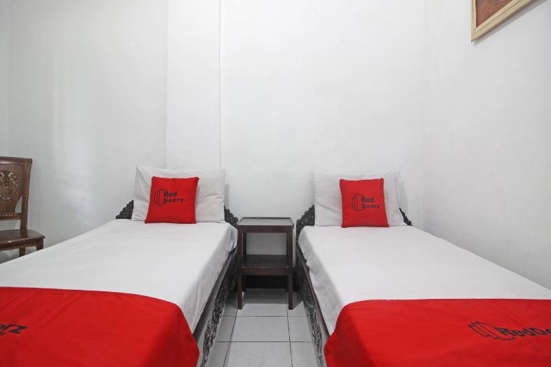 RedDoorz Plus @ Taman Siswa 3 - Oda