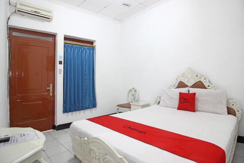 RedDoorz Plus @ Taman Siswa 3 - Oda