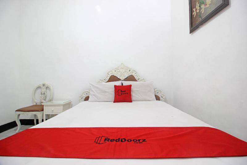 RedDoorz Plus @ Taman Siswa 3 - Oda