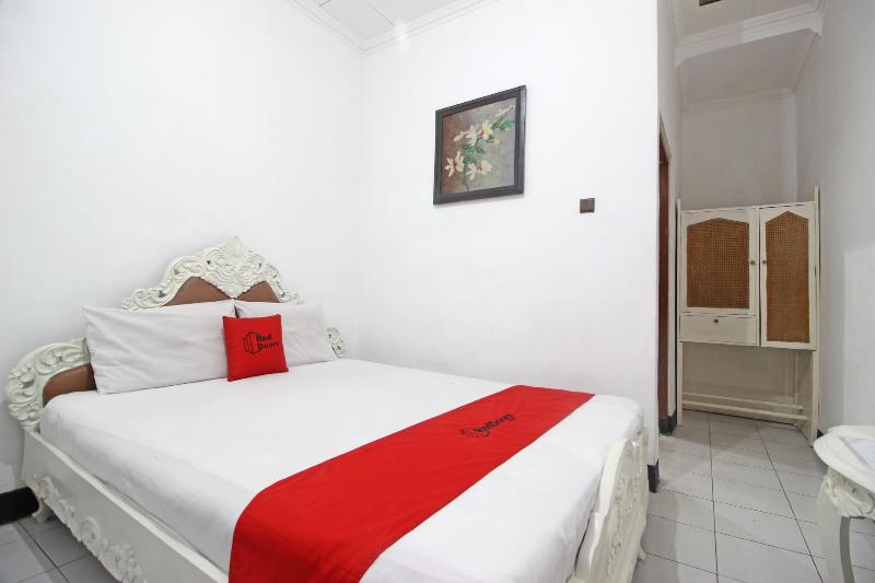 RedDoorz Plus @ Taman Siswa 3 - Oda
