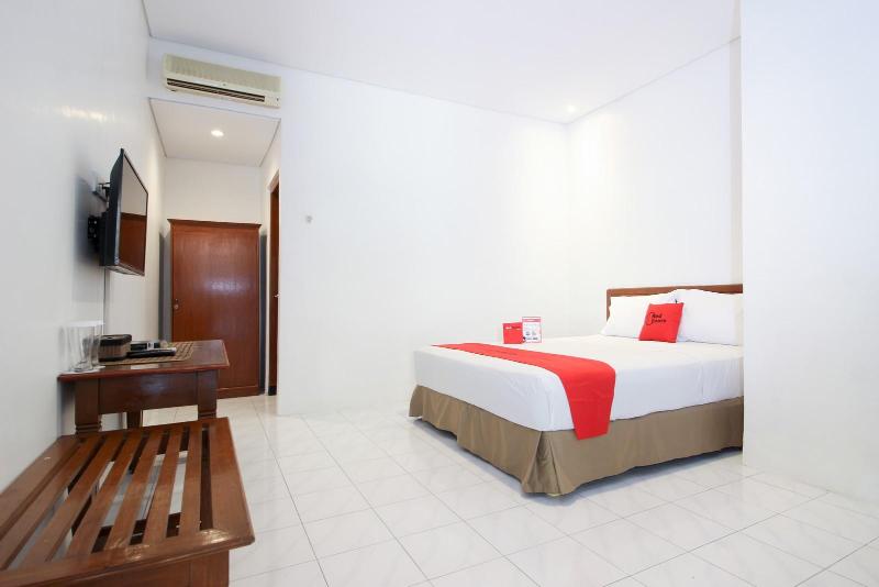 RedDoorz Plus near Alun Alun Selatan 2 - Oda