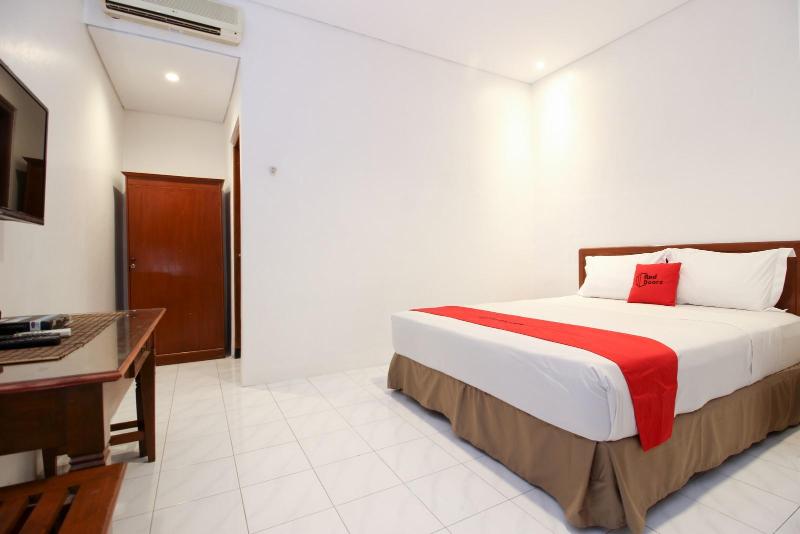 RedDoorz Plus near Alun Alun Selatan 2 - Oda