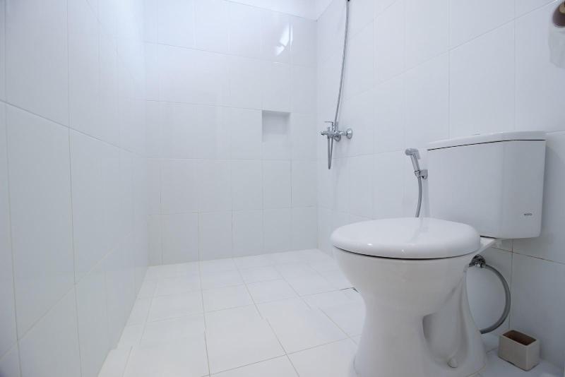 RedDoorz Plus near Alun Alun Selatan 2 - Oda