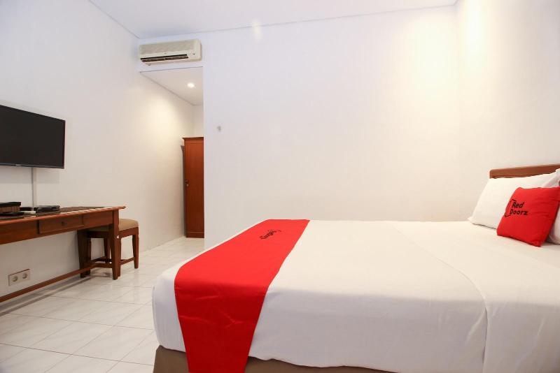 RedDoorz Plus near Alun Alun Selatan 2 - Oda