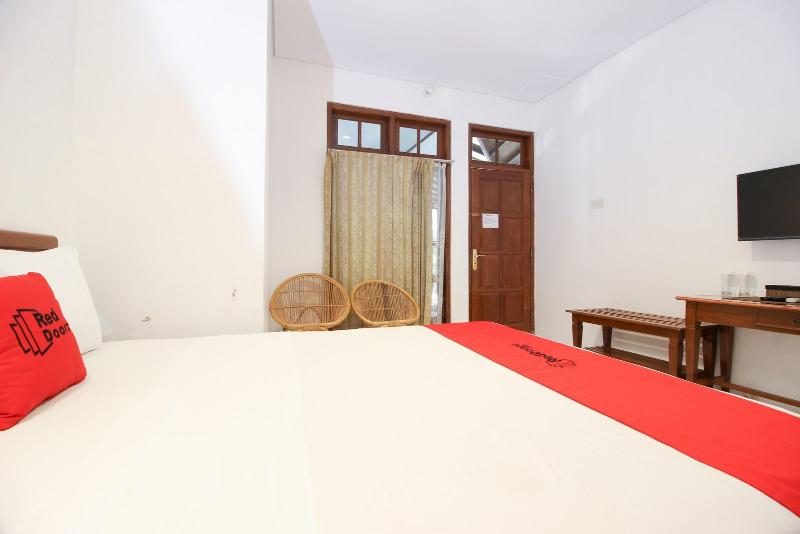 RedDoorz Plus near Alun Alun Selatan 2 - Oda