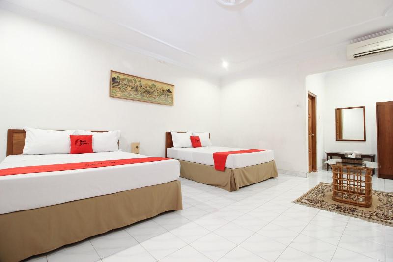 RedDoorz Plus near Alun Alun Selatan 2 - Oda
