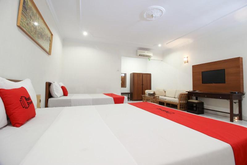 RedDoorz Plus near Alun Alun Selatan 2 - Oda
