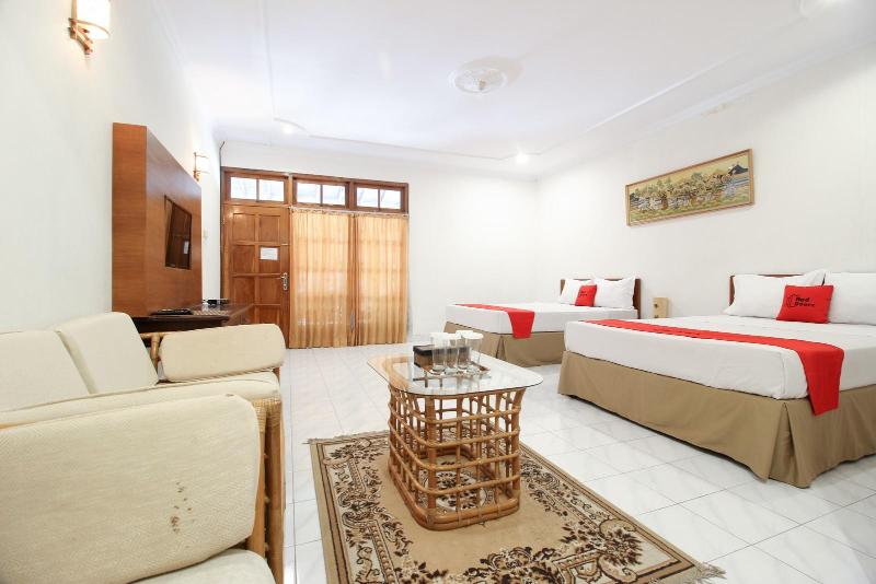 RedDoorz Plus near Alun Alun Selatan 2 - Oda