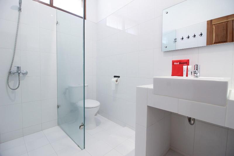 RedDoorz Plus near Alun Alun Selatan 2 - Oda