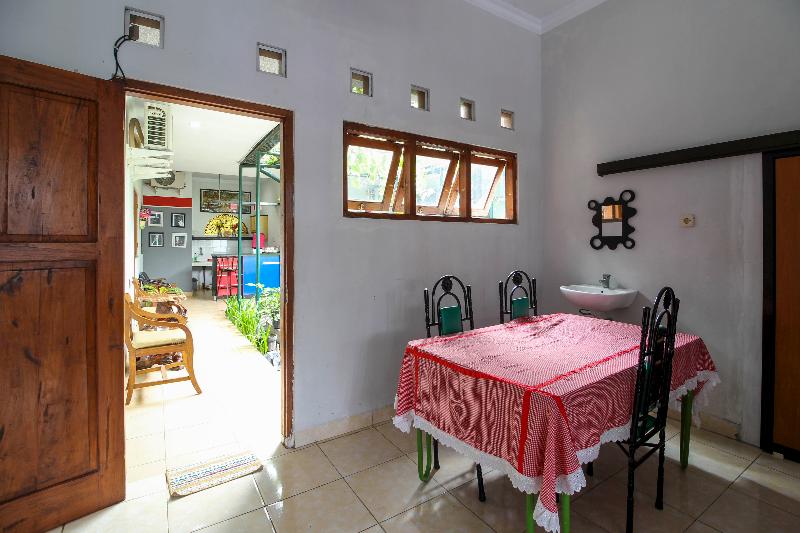 RedDoorz Plus near Hartono Mall - Lobi