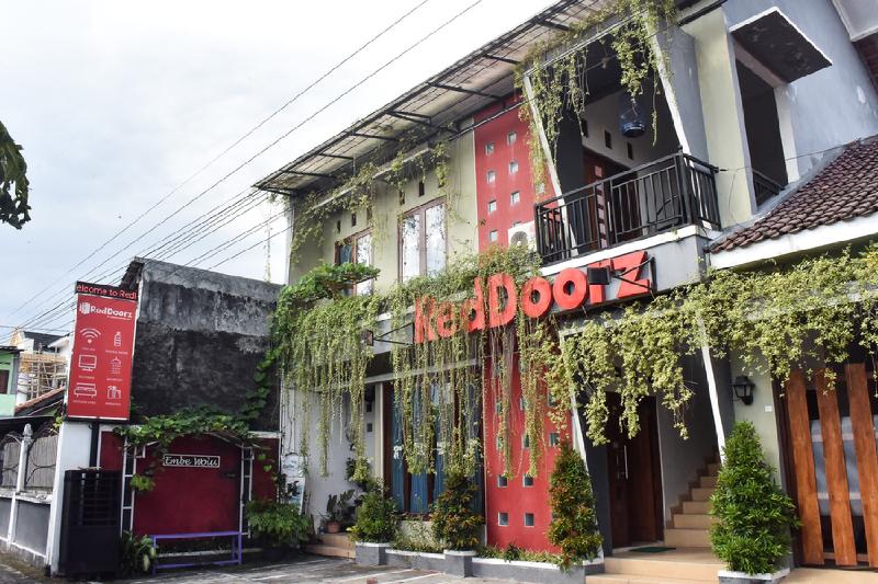 RedDoorz Plus near Hartono Mall - Genel