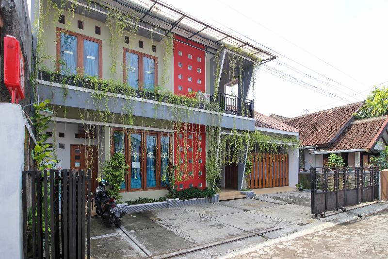 RedDoorz Plus near Hartono Mall - Genel