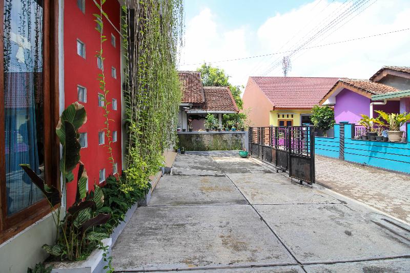 RedDoorz Plus near Hartono Mall - Genel