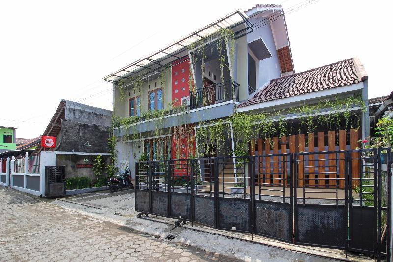 RedDoorz Plus near Hartono Mall - Genel