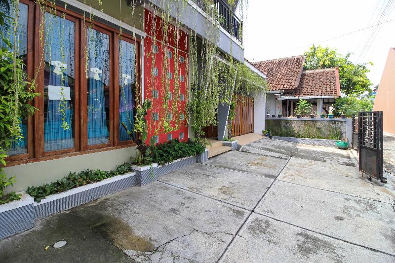 RedDoorz Plus near Hartono Mall - Genel