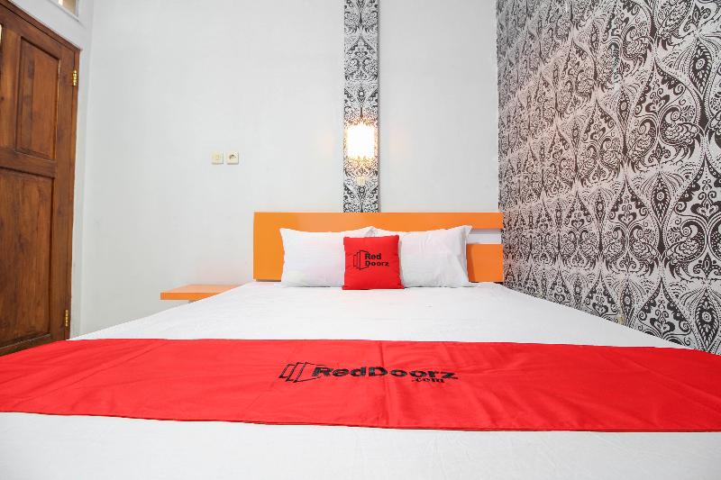 RedDoorz Plus near Hartono Mall - Oda
