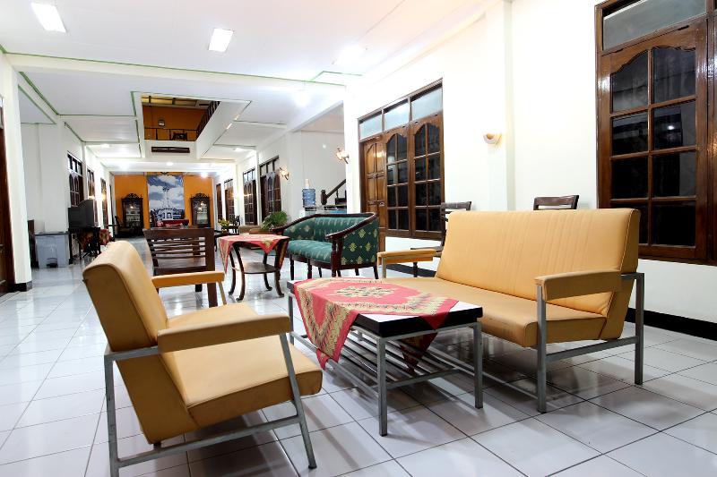RedDoorz Plus Syariah near Lempuyangan Station 3 - Lobi