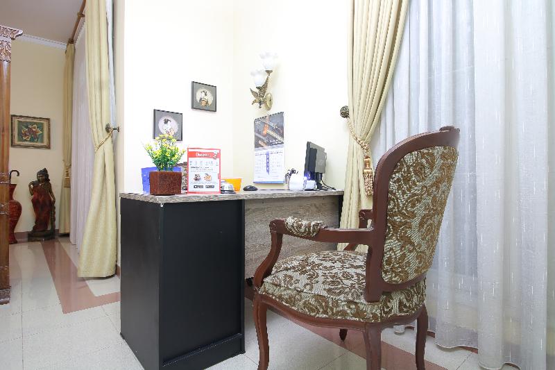 RedDoorz Plus near STIE YKPN - Lobi