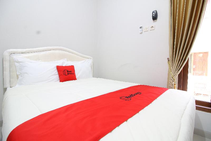 RedDoorz Plus near STIE YKPN - Oda