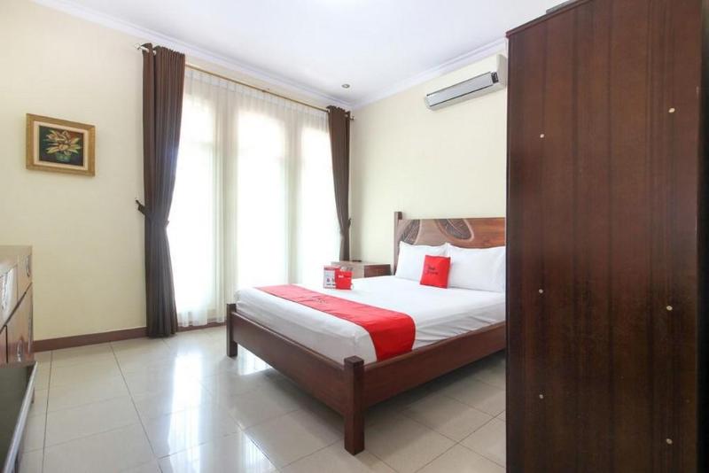 RedDoorz Plus near STIE YKPN - Oda