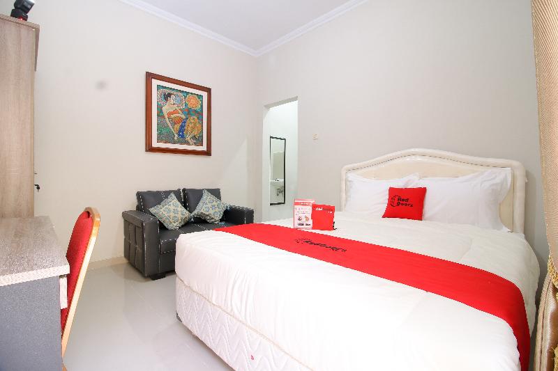 RedDoorz Plus near STIE YKPN - Oda