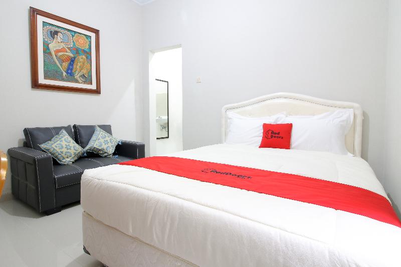 RedDoorz Plus near STIE YKPN - Oda