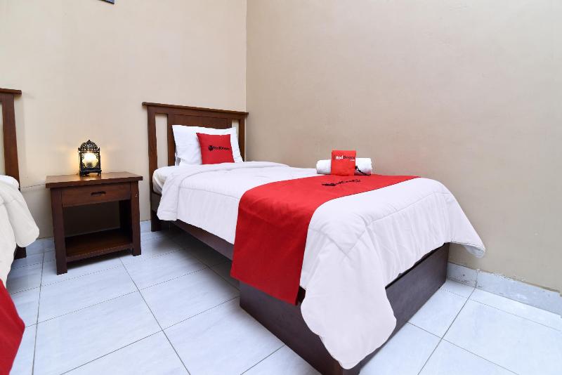 RedDoorz near Pantai Sanur Bali - Oda