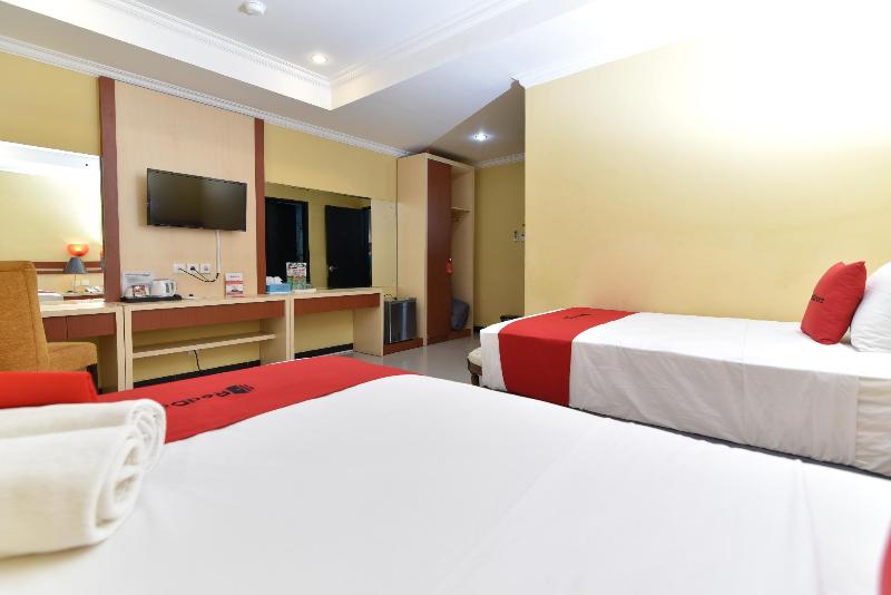 RedDoorz Plus near Mall Bali Galeria 2 - Oda