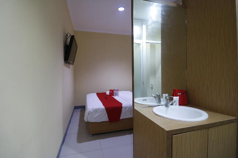 RedDoorz near ITC Cempaka Mas - Oda