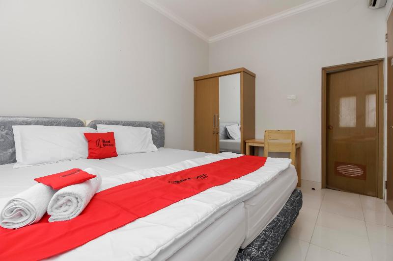 RedDoorz near Central Park Mall - Oda