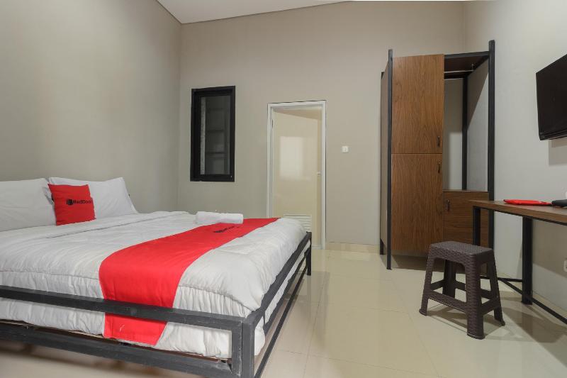 RedDoorz near Puri Indah Mall - Oda